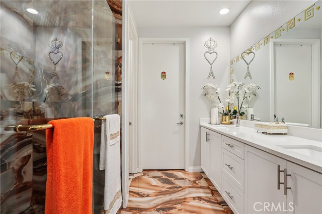 Detail Gallery Image 15 of 37 For 13225 Victory Bld, Valley Glen,  CA 91401 - 3 Beds | 3/1 Baths