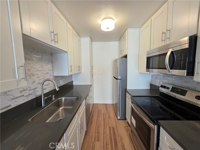 Detail Gallery Image 2 of 16 For 5460 White Oak Ave #H310,  Encino,  CA 91316 - 1 Beds | 1/1 Baths