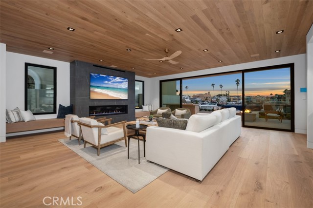 20 Balboa Coves, Newport Beach CA: https://media.crmls.org/medias/3db22909-5340-4f63-ae39-9b00c5970cfb.jpg