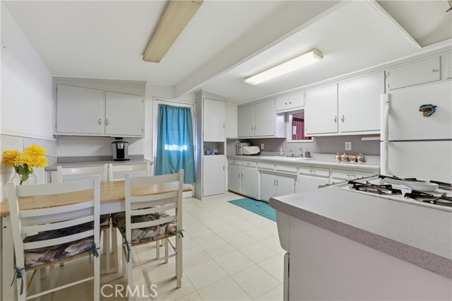 Detail Gallery Image 14 of 35 For 3322 Dawn, Rosamond,  CA 93560 - 4 Beds | 1/2 Baths