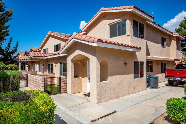 Detail Gallery Image 1 of 39 For 43473 30th St #4,  Lancaster,  CA 93536 - 3 Beds | 2/1 Baths