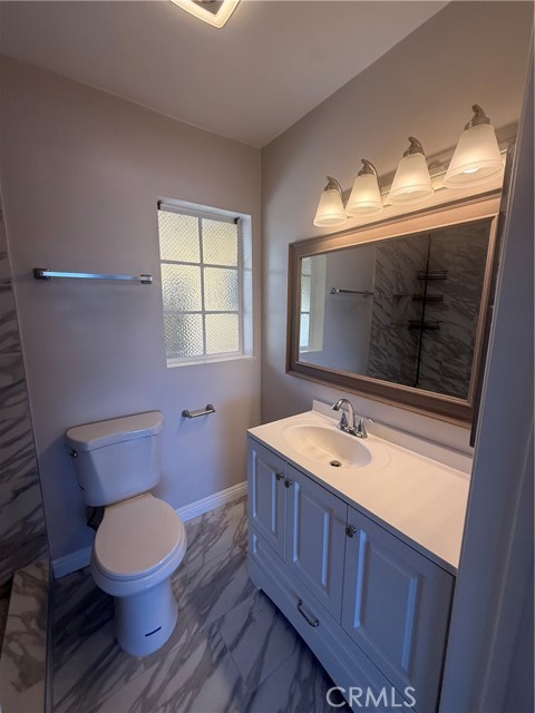 Detail Gallery Image 10 of 14 For 3829 Don Tomaso Dr #4,  Los Angeles,  CA 90008 - 2 Beds | 2 Baths
