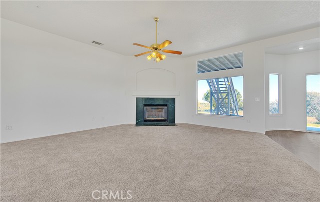Detail Gallery Image 4 of 32 For 10722 Rodeo Rd, Oak Hills,  CA 92344 - 5 Beds | 2/1 Baths