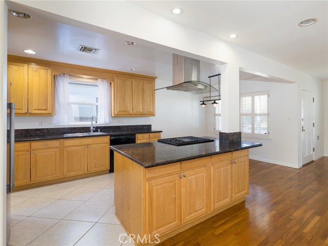 Detail Gallery Image 10 of 37 For 7024 Alverstone, Los Angeles,  CA 90045 - 3 Beds | 2 Baths