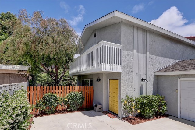 Welcome home to 2219 Voorhees Ave #2 in Redondo Beach!