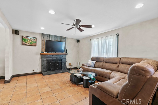 21101 Rosedell Drive, Saugus CA: https://media.crmls.org/medias/3dc24ea8-2378-430c-99cd-d5fe57e2f38f.jpg