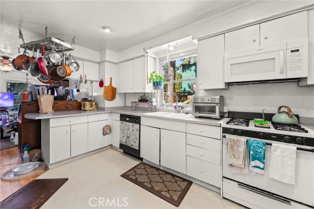 Detail Gallery Image 5 of 19 For 23034 Cedar Way, Crestline,  CA 92325 - 3 Beds | 1 Baths