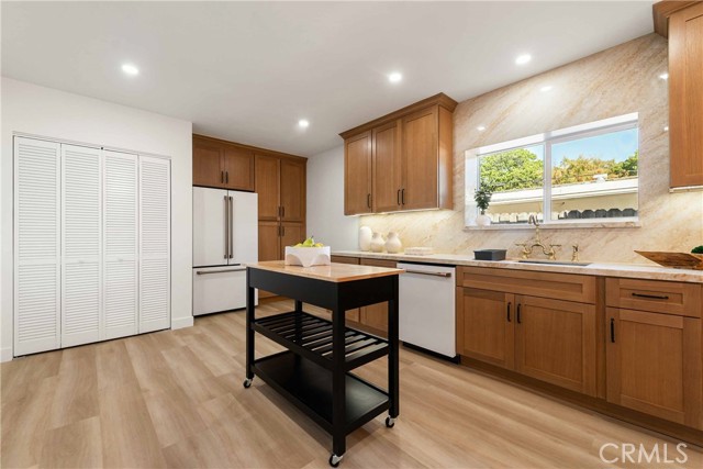 Detail Gallery Image 7 of 19 For 11333 Montana Ave, Los Angeles,  CA 90049 - 3 Beds | 2 Baths