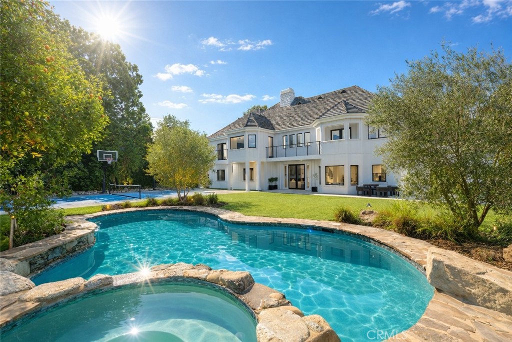 5946 Woodlake Avenue