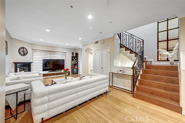 Detail Gallery Image 11 of 52 For 13629 Wyandotte St #111,  Van Nuys,  CA 91405 - 4 Beds | 3 Baths