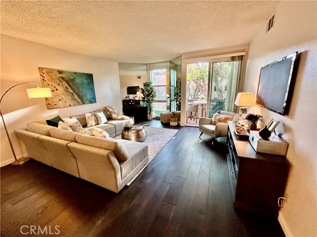 Detail Gallery Image 4 of 20 For 4242 Stansbury Ave #203,  Sherman Oaks,  CA 91423 - 2 Beds | 2 Baths