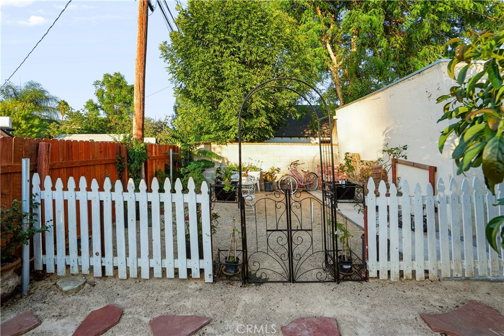 https://media.crmls.org/medias/3dccc284-84b1-4f3e-b772-850d77e4d124.jpg?preset=X-Large