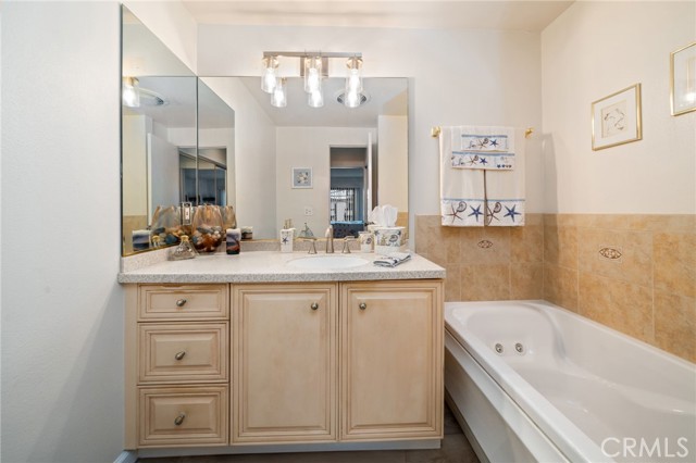 Detail Gallery Image 11 of 22 For 3665 E 1st #202,  Long Beach,  CA 90803 - 2 Beds | 2 Baths