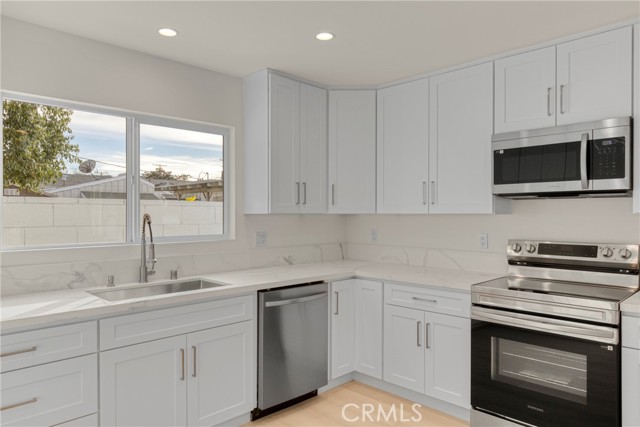 Detail Gallery Image 29 of 39 For 7040 Tyrone Ave, Van Nuys,  CA 91405 - 6 Beds | 4/1 Baths