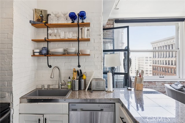 215 W 7th Street, Los Angeles CA: https://media.crmls.org/medias/3dced748-ea04-457d-868f-e62eb48026b5.jpg