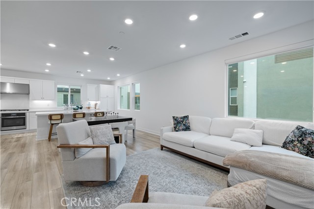 Detail Gallery Image 8 of 71 For 26799 Keystone Loop, Valencia,  CA 91381 - 3 Beds | 3 Baths