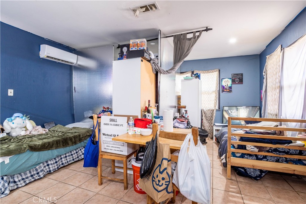 https://media.crmls.org/medias/3dd318ad-dfd2-4976-b172-a81558d9dad4.jpg?preset=X-Large