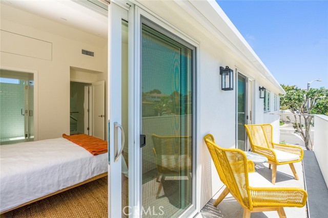 Connecting room balcony