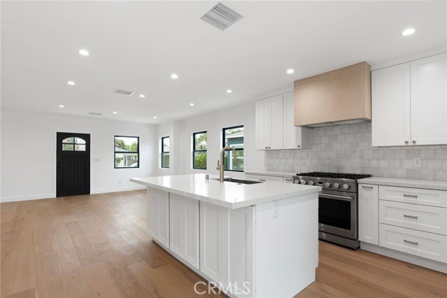 Detail Gallery Image 3 of 38 For 8334 Winsford Ave, Los Angeles,  CA 90045 - 5 Beds | 4 Baths