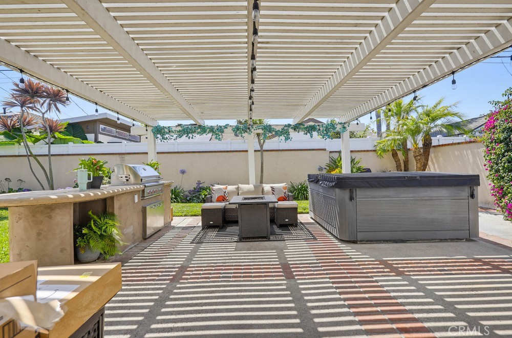 https://media.crmls.org/medias/3dda0052-8dea-4b40-89de-f4275a268147.jpg?preset=X-Large