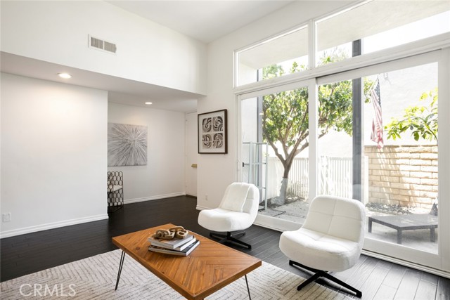 4405 W Sarah Street, Burbank CA: https://media.crmls.org/medias/3ddabd37-2d38-4c34-95f2-8ed24b878a3b.jpg
