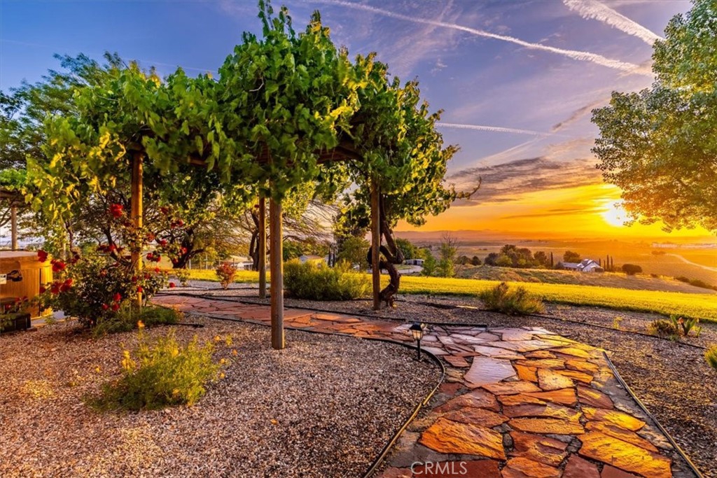 https://media.crmls.org/medias/3ddac2a1-5f80-4876-bc37-9d5558c6935e.jpg?preset=X-Large