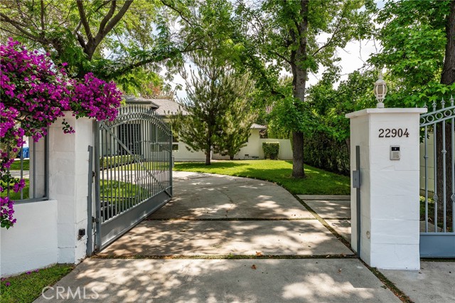 22904 Calvert Street, Woodland Hills CA: https://media.crmls.org/medias/3ddcbe11-dc0e-49df-b9c6-95885de48e5b.jpg