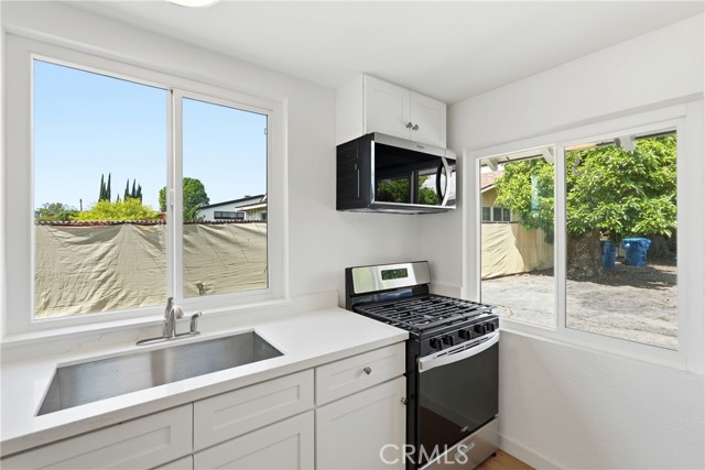 Detail Gallery Image 29 of 44 For 8647 Corbin Ave, Winnetka,  CA 91306 - 5 Beds | 3/1 Baths