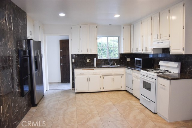 Detail Gallery Image 6 of 43 For 16131 Nassau Ln, Huntington Beach,  CA 92649 - 3 Beds | 3 Baths