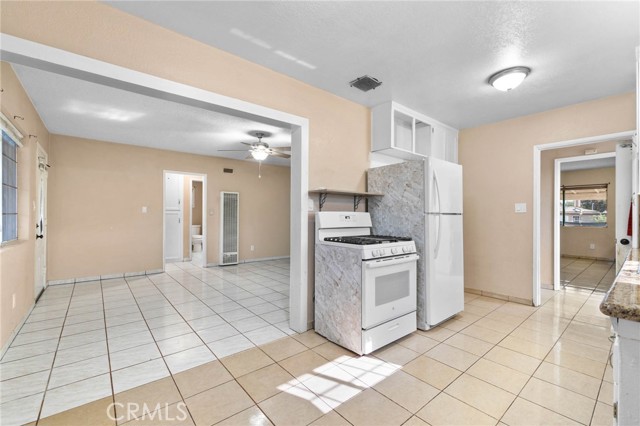 14935 Hibiscus Avenue, Fontana CA: https://media.crmls.org/medias/3de1919a-2438-47f9-9f7a-1b91f47becb0.jpg