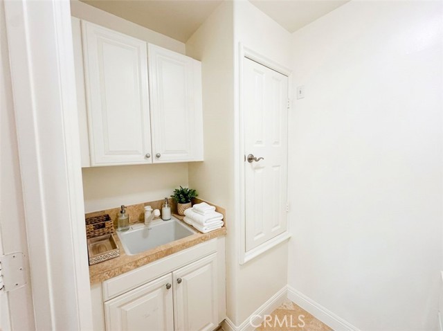 Detail Gallery Image 11 of 14 For 143 N Arnaz #204,  Beverly Hills,  CA 90211 - 2 Beds | 2/1 Baths