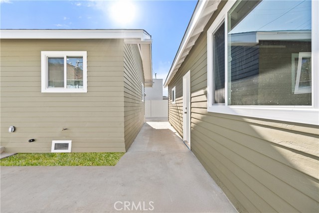 1027 E 10th St, Long Beach CA: https://media.crmls.org/medias/3de214e1-c213-45f5-b444-66738493a320.jpg