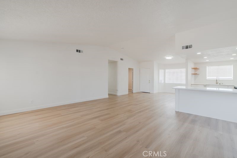 https://media.crmls.org/medias/3de58526-7d09-46ca-84c4-182e4c33cd6e.jpg?preset=X-Large