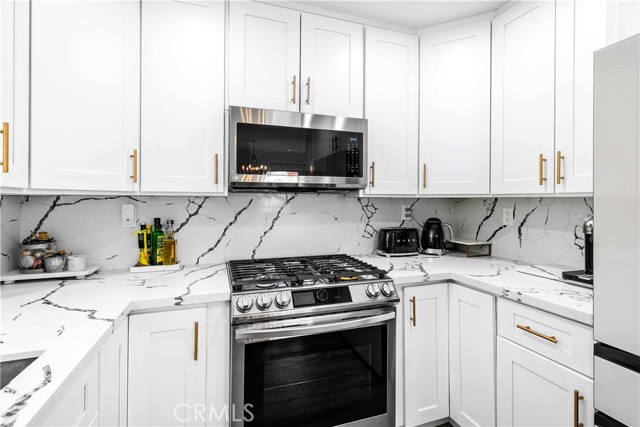 456 E San Jose Avenue, Burbank CA: https://media.crmls.org/medias/3de62f62-799b-46e4-8400-a172ed633697.jpg