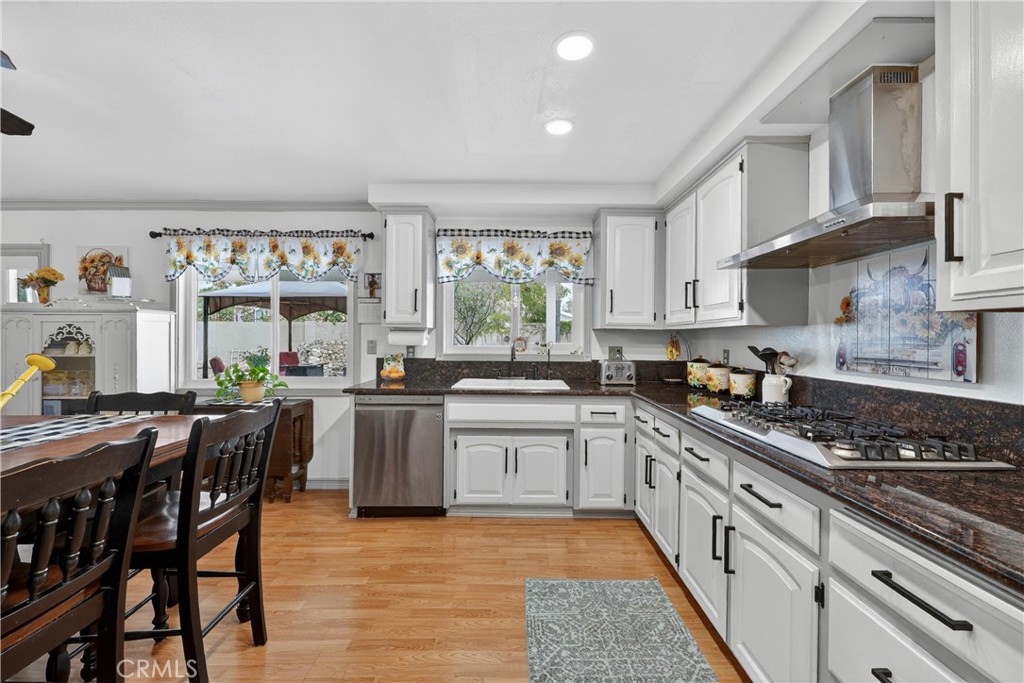 https://media.crmls.org/medias/3de898cb-f326-4560-9ba9-b63aad845c68.jpg?preset=X-Large