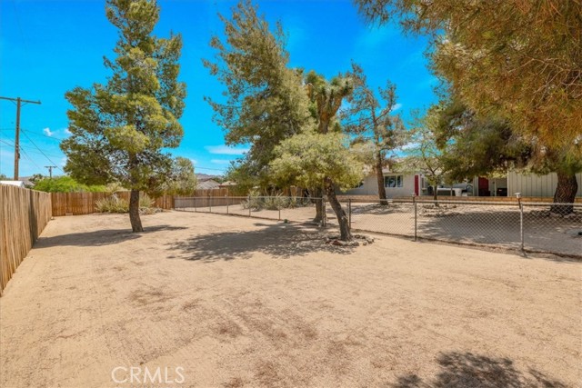 57856 El Dorado Drive, Yucca Valley CA: https://media.crmls.org/medias/3de96925-38ac-46d7-8c35-0fc68a9727bd.jpg
