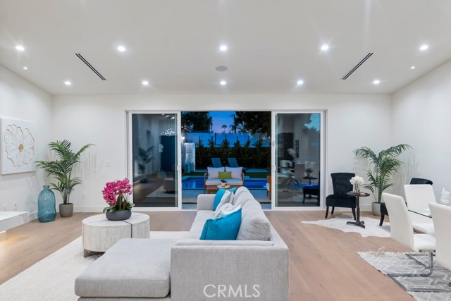 Detail Gallery Image 15 of 46 For 4801 Abbeyville Ave, Woodland Hills,  CA 91364 - 5 Beds | 5/2 Baths