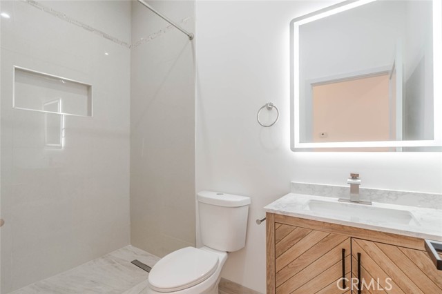 Detail Gallery Image 9 of 17 For 6852 1/2 Ranchito Ave, Van Nuys,  CA 91405 - 2 Beds | 2 Baths