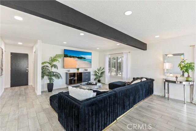 Detail Gallery Image 5 of 24 For 14272 Laurel Dr, Riverside,  CA 92503 - 3 Beds | 2/1 Baths