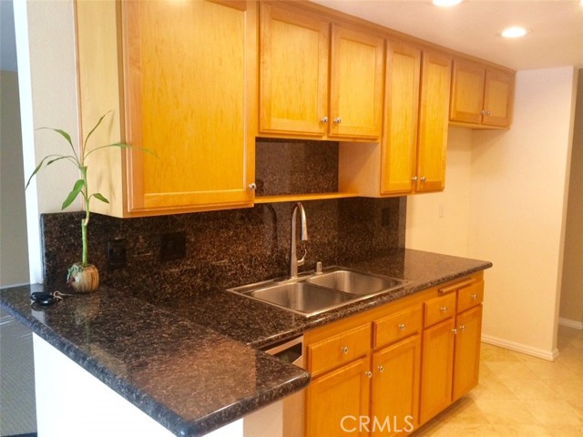 Detail Gallery Image 7 of 22 For 5800 Owensmouth Ave #26,  Woodland Hills,  CA 91367 - 3 Beds | 2 Baths