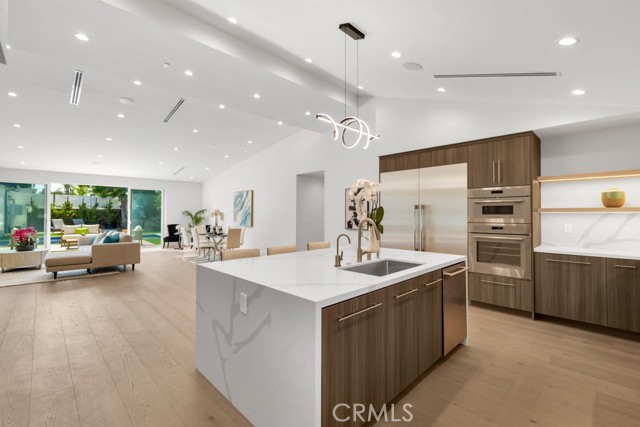 Detail Gallery Image 18 of 46 For 4801 Abbeyville Ave, Woodland Hills,  CA 91364 - 5 Beds | 5/2 Baths