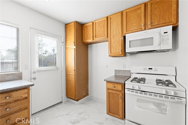 Detail Gallery Image 7 of 21 For 17414 Burma St, Encino,  CA 91316 - 3 Beds | 2 Baths