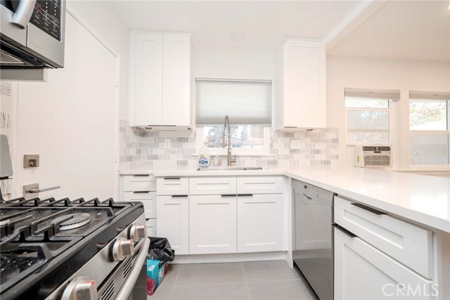 Detail Gallery Image 6 of 22 For 5841 Bowcroft, Los Angeles,  CA 90016 - 2 Beds | 2 Baths