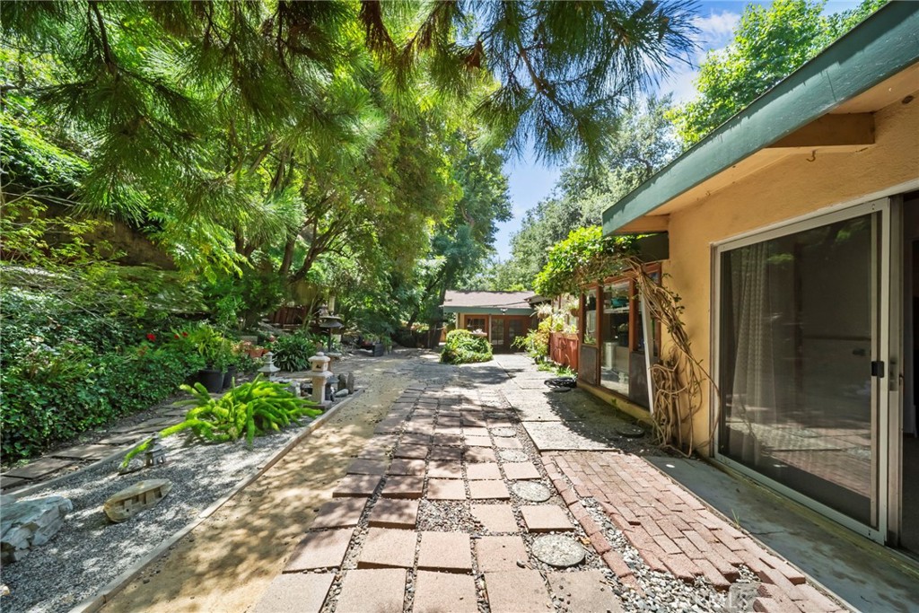 https://media.crmls.org/medias/3df29453-5bd4-47c2-87d8-d646f042a20e.jpg?preset=X-Large