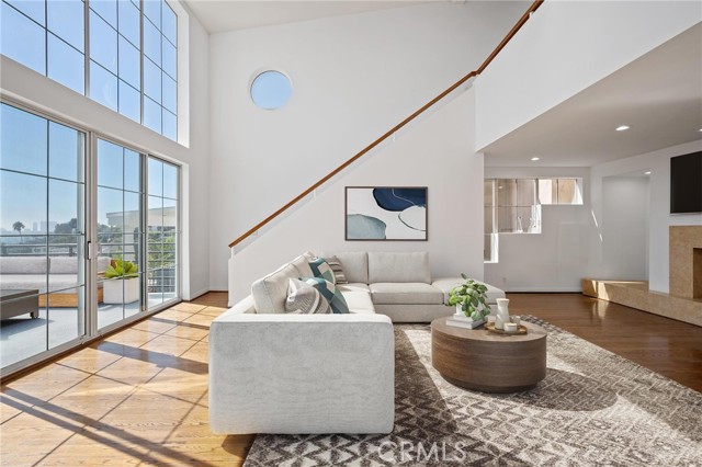 Detail Gallery Image 3 of 35 For 8246 Woodshill Trl, Los Angeles,  CA 90069 - 4 Beds | 4 Baths