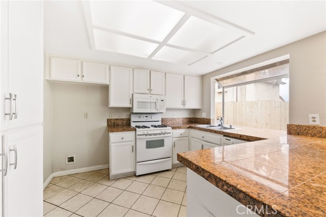 Detail Gallery Image 9 of 21 For 3075 Daniel Dr, Hemet,  CA 92545 - 4 Beds | 2 Baths