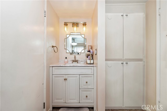 Detail Gallery Image 25 of 31 For 4652 Don Lorenzo #B,  Los Angeles,  CA 90008 - 3 Beds | 3 Baths