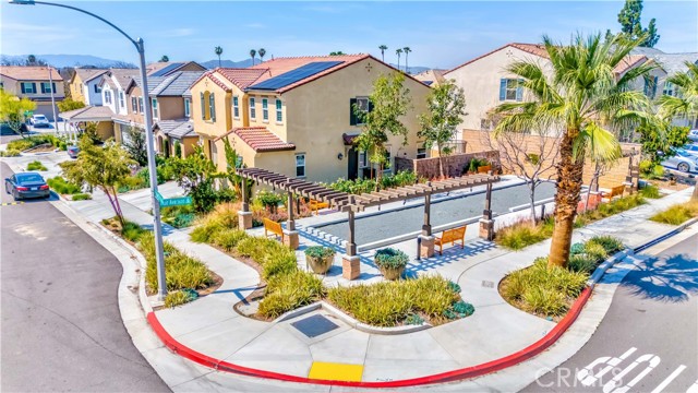 9795 Ardisia Street, Riverside CA: https://media.crmls.org/medias/3df8e5ed-3ef0-4105-bc58-631615b5a2e9.jpg