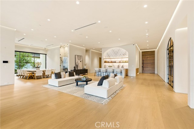 Detail Gallery Image 9 of 54 For 22924 Erwin St, Woodland Hills,  CA 91367 - 11 Beds | 9/2 Baths