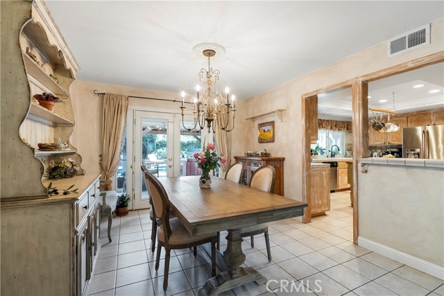 Dining room
